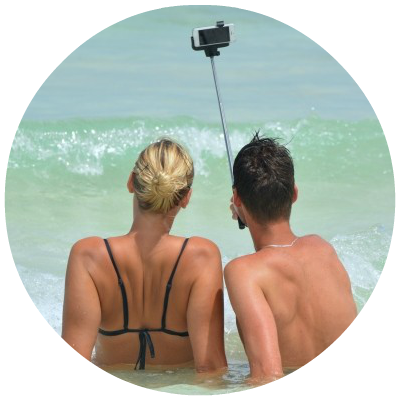 Round_selfie-people-man-woman-selfiestick-ocean-sea.png